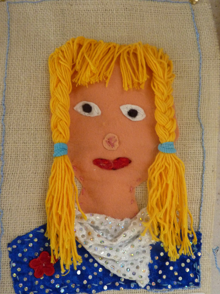 „Textiles Werken Selbstportraits – Klasse4“