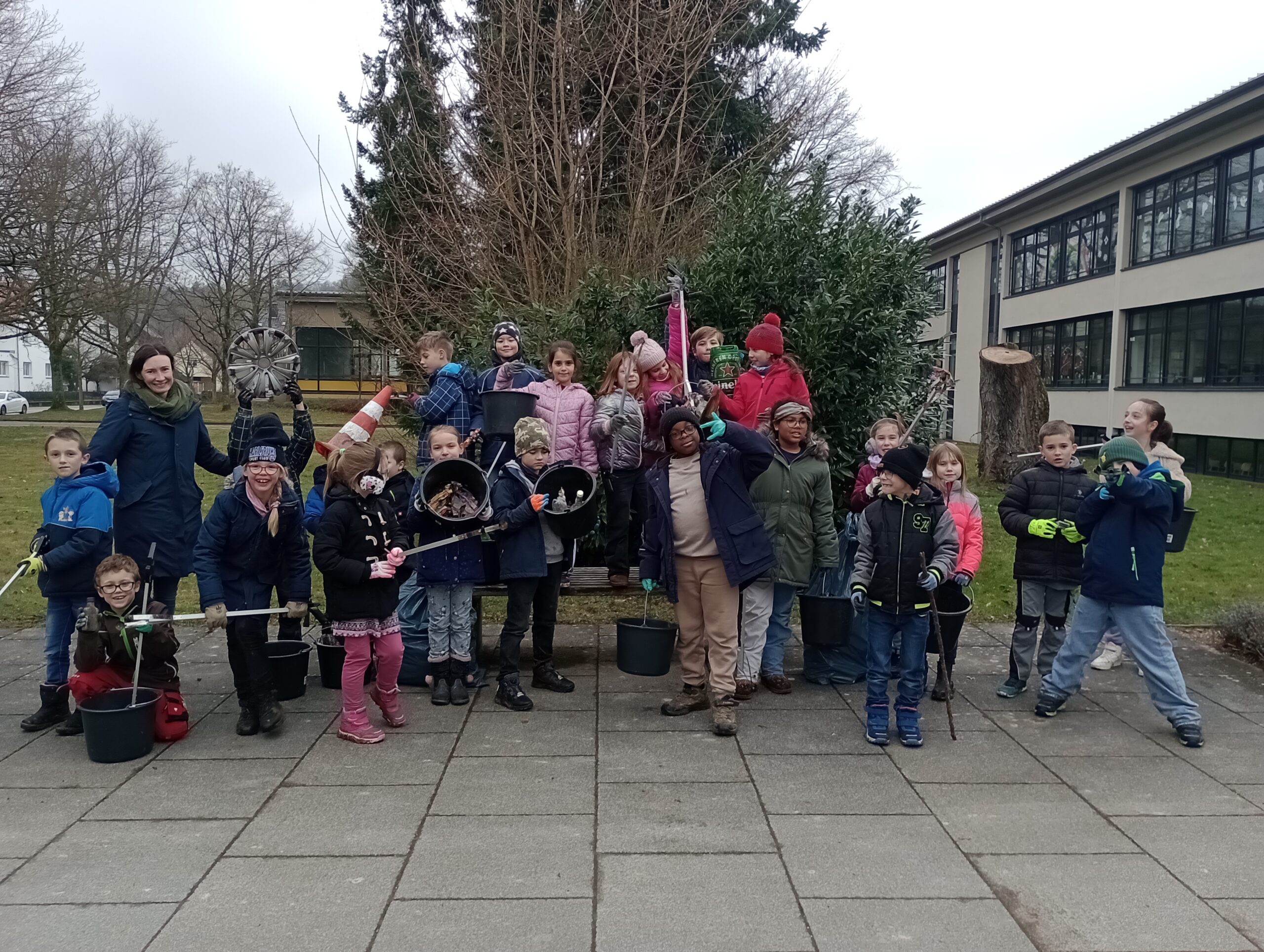 An die Müllzangen, fertig, los!